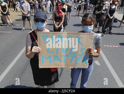 'Berlino , DEU, 27.06.2020 - dimostrazione sotto il motto ''Black Lives Matter'' contro il razzismo a Berlino. Il motivo della manifestazione è stato l'uccisione del George Floyd afro-americano da parte di un ufficiale di polizia negli Stati Uniti. [traduzione automatizzata]' Foto Stock