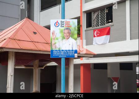 01 luglio 2020, Singapore, Repubblica di Singapore, Asia - un manifesto elettorale del primo Ministro Lee Hsien Loong, in carica del Partito popolare d'azione (PAP), è appeso a un lampione nel distretto residenziale di Ang Mo Kio. Le elezioni generali del 2020 sono previste per venerdì 10 luglio, in cui il partito PAP al potere mira a conquistare nuovi seggi in mezzo alla pandemia di Corona (Covid-19). [traduzione automatizzata] Foto Stock