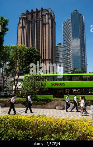 07/17/2020, Singapore, Repubblica di Singapore, Asia - una scena stradale nel centro della città mostra i grattacieli delle torri gemelle DUO disegnate dall'architetto tedesco Ole Scheeren e l'edificio degli uffici di Parkview Square a Bras Basah. La città-stato sta lentamente tornando ad una nuova normalità dopo la revoca del coprifuoco, durante la quale la maggior parte delle imprese chiuse per oltre due mesi in mezzo alla pandemia del coronavirus (Covid-19) e la vita pubblica era severamente limitata. A causa della crisi della corona, l'economia di Singapore si è ridotta di oltre il 40 per cento nel secondo trimestre di quest'anno, e la finanza del sud-est asiatico Foto Stock