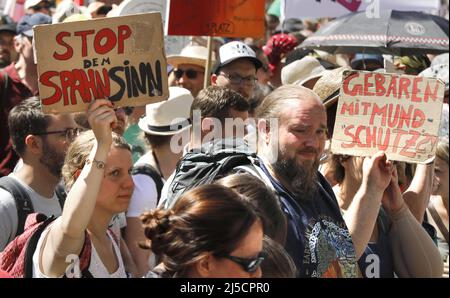 "Berlino, DEU, 01.08.20220 - a Berlino, migliaia di negazionisti di Corona si dimostrano contrari alle restrizioni della pandemia. Le regole di distanza sono state ignorate. Le maschere sono indossate da quasi nessuno. Organizzatore della demo è il movimento di cospirazione ''Querdenken 711''. Berlino, DEU, 01.08.20220 - a Berlino, migliaia di negazionisti di Corona si dimostrano contro le restrizioni della pandemia. Le regole di distanza sono state ignorate. Le maschere sono indossate da quasi nessuno. Organizzatore della demo è il movimento cospiratorio ''Querdenken 711''. [traduzione automatizzata]' Foto Stock