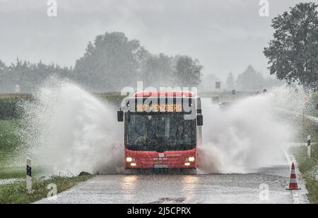 Un autobus percorre la strada allagata tra Penzberg e Sindelsdorf dopo una pioggia pesante persistente. [traduzione automatizzata] Foto Stock