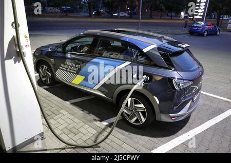 Berlino, DEU, 18.08.2020 - rifornimento di un veicolo Hyundai NEXO a celle a combustibile con H2 presso una stazione di rifornimento a idrogeno. Le società Air liquide, Daimler, Linde, OMV, Shell e TOTAL hanno Unito le loro forze nel H2. L'obiettivo è quello di costruire 100 stazioni di rifornimento di idrogeno. [traduzione automatizzata] Foto Stock