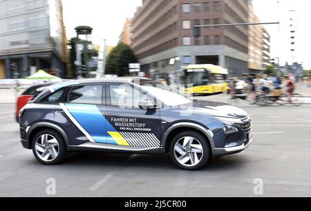 Berlino, DEU, 08/18/2020 - Hyundai NEXO, un veicolo a celle a combustibile su strada. Air liquide, Daimler, Linde, OMV, Shell e TOTAL hanno Unito le loro forze nel H2 ALLA MOBILITÀ per creare una rete di stazioni di rifornimento di idrogeno in Germania. [traduzione automatizzata] Foto Stock