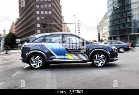 Berlino, DEU, 08/18/2020 - Hyundai NEXO, un veicolo a celle a combustibile su strada. Air liquide, Daimler, Linde, OMV, Shell e TOTAL hanno Unito le loro forze nel H2 ALLA MOBILITÀ per creare una rete di stazioni di rifornimento di idrogeno in Germania. [traduzione automatizzata] Foto Stock