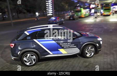 Berlino, DEU, 18.08.2020 - Hyundai NEXO fuel cell vehicle presso una stazione di rifornimento di idrogeno. Le società Air liquide, Daimler, Linde, OMV, Shell e TOTAL hanno Unito le loro forze nel H2. L'obiettivo è quello di costruire 100 stazioni di rifornimento di idrogeno. [traduzione automatizzata] Foto Stock