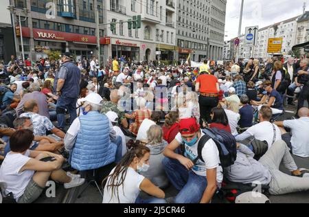 Berlino, DEU, 29.08.2020 - gli avversari Corona siedono sulla Freidrichstrasse di Berlino. A Berlino, migliaia di negazionisti di Corona si dimostrano per la seconda volta contro le restrizioni della pandemia. Le regole di distanza sono state ignorate. [traduzione automatizzata] Foto Stock