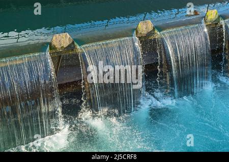 Piccola centrale idroelettrica nel fiume Reuss, città di Lucerna, Svizzera Foto Stock