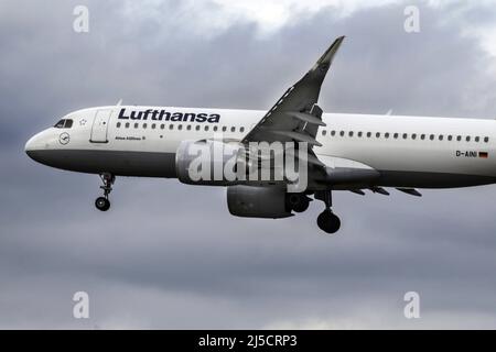 Aeroporto Frankfurt am Main, DEU, 09/28/2020 - Un Airbus Lufthansa atterra all'aeroporto Frankfurt/Main. Il numero di voli presso la Deutsche Lufthansa è diminuito drasticamente dopo lo scoppio del coronavirus. [traduzione automatizzata] Foto Stock