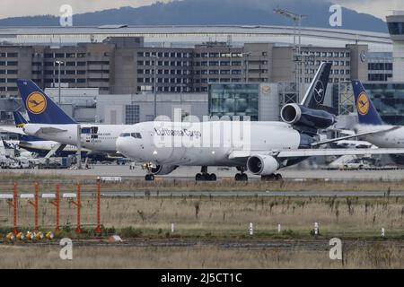 Frankfurt am Main Airport, DEU, 03.10.2020 - un velivolo Lufthansa Cargo all'aeroporto di Francoforte sul meno. Il numero di voli presso la Deutsche Lufthansa è diminuito drasticamente dopo lo scoppio del coronavirus. [traduzione automatizzata] Foto Stock