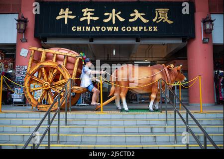 10/26/2018, Singapore, Repubblica di Singapore, Asia - Vista esterna del centro commerciale Chinatown Complex e della zona ristoro con personaggi Cinesi e un carretto da bue come decorazione nell'area d'ingresso. [traduzione automatizzata] Foto Stock