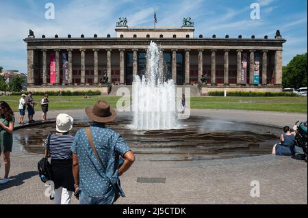 25 giugno 2019, Berlino, Germania, Europa - i turisti si trovano accanto alla fontana di Lustgarten, di fronte al Museo Altes sull'Isola dei Musei di Berlino-Mitte. [traduzione automatizzata] Foto Stock