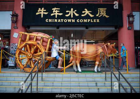 10/26/2018, Singapore, Repubblica di Singapore, Asia - Vista esterna del centro commerciale Chinatown Complex e della zona ristoro con personaggi Cinesi e un carretto da bue come decorazione nell'area d'ingresso. [traduzione automatizzata] Foto Stock