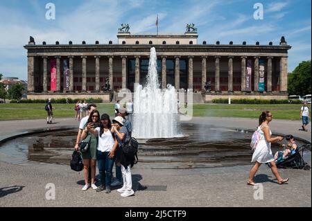 25 giugno 2019, Berlino, Germania, Europa - i turisti si trovano accanto alla fontana di Lustgarten, di fronte al Museo Altes sull'Isola dei Musei di Berlino-Mitte. [traduzione automatizzata] Foto Stock