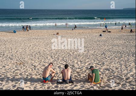 27 settembre 2019, Sydney, nuovo Galles del Sud, Australia - persone prendere il sole e divertirsi nella sabbia alla famosa Bondi Beach. [Diritti di terzi non spettanti al fotografo, nessuna responsabilità in caso di reclami di persone raffigurate o di loro oggetti raffigurati]. [traduzione automatizzata] Foto Stock