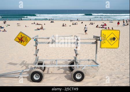 27 settembre 2019, Sydney, nuovo Galles del Sud, Australia - Un rimorchio con segnali di avvertimento è parcheggiato nella sabbia mentre la gente si prendere il sole e godersi sulla famosa Bondi Beach. [traduzione automatizzata] Foto Stock