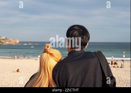 27 settembre 2019, Sydney, nuovo Galles del Sud, Australia - Un paio di amanti si siedono sulla famosa Bondi Beach e guardano al mare insieme. [Diritti di terzi non spettanti al fotografo, nessuna responsabilità in caso di reclami di persone raffigurate o di oggetti raffigurati] [traduzione automatica] Foto Stock
