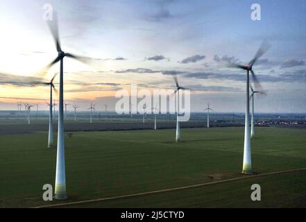 Nauen, DEU, 04.12.2020 - Wind Farm. [traduzione automatizzata] Foto Stock