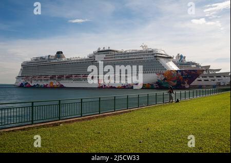 11 dicembre 2020, Singapore, Repubblica di Singapore, Asia - la nave da crociera di Genting Cruise Lines' World Dream, che opera sotto il marchio Dream Cruise, è ormeggiata al Marina Bay Cruise Centre di Singapore. La gigantesca nave passeggeri è la prima nave da crociera pandemica di Singapore, che offre i cosiddetti tour da nessuna parte (crociera da nessuna parte), dopo che la città-stato del sud-est asiatico e la sua economia dipendente dal turismo hanno riaperto al turismo due mesi fa nonostante la continua pandemia della corona globale (Covid-19). Le crociere di due notti partono dal porto di Singapore ogni mercoledì e venerdì fino al 30 dicembre, e il Foto Stock