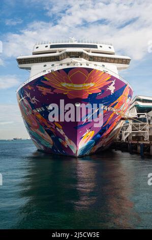 11 dicembre 2020, Singapore, Repubblica di Singapore, Asia - la nave da crociera di Genting Cruise Lines' World Dream, che opera sotto il marchio Dream Cruise, è ormeggiata al Marina Bay Cruise Centre di Singapore. La gigantesca nave passeggeri è la prima nave da crociera pandemica di Singapore, che offre i cosiddetti tour da nessuna parte (crociera da nessuna parte), dopo che la città-stato del sud-est asiatico e la sua economia dipendente dal turismo hanno riaperto al turismo due mesi fa nonostante la continua pandemia della corona globale (Covid-19). Le crociere di due notti partono dal porto di Singapore ogni mercoledì e venerdì fino al 30 dicembre, e il Foto Stock