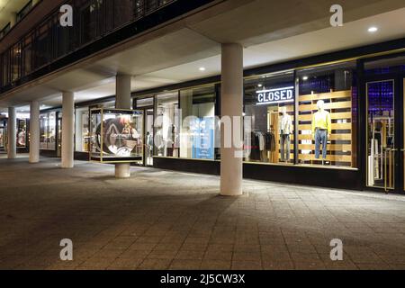 Berlino, DEU, 16.12.2020 - Lockdown, Germania si spegne. Breitscheidplatz vuoto, grande magazzino Bikini chiuso. Il regolamento di blocco è inizialmente valido fino al 10 gennaio 2021. [traduzione automatizzata] Foto Stock