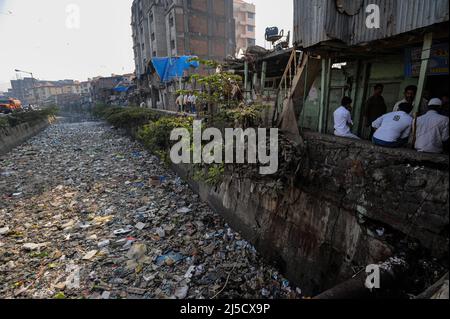 07.12.2011, Mumbai, Maharashtra, India, Asia - circondato da edifici e semplici hovels, un fiume stretto traboccante di rifiuti domestici e rifiuti di plastica nel distretto di Slum di Mumbai di Dharavi. Il distretto di Dharavi è situato nel cuore della metropoli indiana di Mumbai ed è una delle baraccopoli più grandi del mondo, con una popolazione stimata di 500.000 - 1 milioni di persone. [traduzione automatizzata] Foto Stock