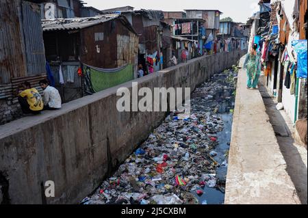 07.12.2011, Mumbai, Maharashtra, India, Asia - circondato da edifici e semplici hovels, un fiume stretto traboccante di rifiuti domestici e rifiuti di plastica nel distretto di Slum di Mumbai di Dharavi. Il distretto di Dharavi è situato nel cuore della metropoli indiana di Mumbai ed è una delle baraccopoli più grandi del mondo, con una popolazione stimata di 500.000 - 1 milioni di persone. [traduzione automatizzata] Foto Stock