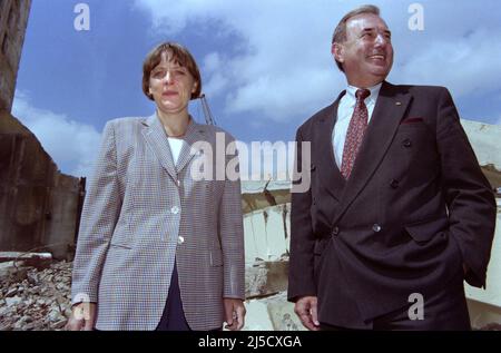 Bitterfeld, DEU, 07/09/1997 - il Ministro federale dell'ambiente Angela Merkel visita un ex stabilimento chimico con il capo dell'Agenzia federale del lavoro Bernhard Jagoda. [traduzione automatizzata] Foto Stock