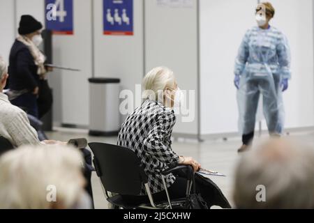 Francoforte/Oder, DEU, 20.01.2021 - i vaccinati attendono la vaccinazione presso il centro di vaccinazione Frankfurt/Oder. [traduzione automatizzata] Foto Stock