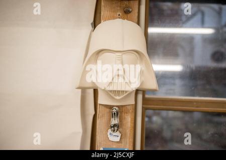 Scultura in pietra a forma di Darth Vader da Star Wars nella costruzione del Lodge della Cattedrale di Regensburg. [traduzione automatizzata] Foto Stock