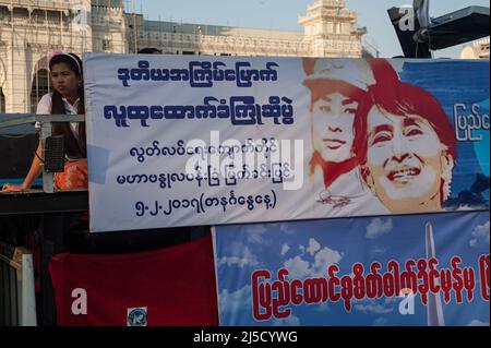 04 febbraio 2017, Yangon, Repubblica dell'Unione di Myanmar, Asia - Una bandiera che porta la somiglianza di Aung San Suu Kyi e suo padre tardo, Bogyote Aung San, durante un evento politico proprio accanto a sulle Pagoda nel centro della città dell'ex capitale Yangon. [traduzione automatizzata] Foto Stock