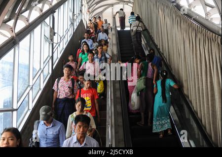 29 ottobre 2015, Yangon, Repubblica dell'Unione di Myanmar, Asia - scena quotidiana mostra la gente del posto su una scala mobile nel centro della città dell'ex capitale Yangon che conduce ad un ponte pedonale che attraversa Strand Road. [traduzione automatizzata] Foto Stock