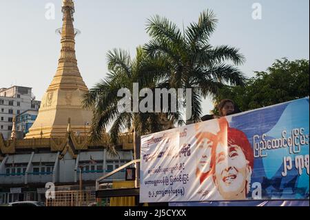 04 febbraio 2017, Yangon, Repubblica dell'Unione di Myanmar, Asia - Una bandiera che porta la somiglianza di Aung San Suu Kyi e suo padre tardo, Bogyote Aung San, durante un evento politico proprio accanto a sulle Pagoda nel centro della città dell'ex capitale Yangon. [traduzione automatizzata] Foto Stock