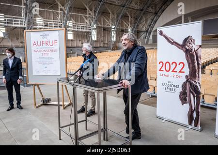 Il sindaco di Oberammergau, Andreas Rödel (a sinistra), il direttore dello stabilimento Walter Rutz e il direttore del gioco Christian Stückl alla cerimonia del bar per la rappresentazione della Passione a Oberammergau 2022. [traduzione automatizzata] Foto Stock