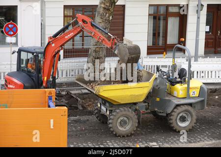 Berlino, DEU, 23.02.2021 - escavatore che riempie un dumper da cantiere in un cantiere stradale. [traduzione automatizzata] Foto Stock