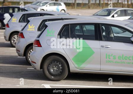 Schoenefeld, DEU, 23 febbraio 2021 - e-Volkswagen Golf da WeShare stand in un parcheggio. WeShare gestisce una flotta di veicoli elettrici ed è una filiale della Volkswagen AG. [traduzione automatizzata] Foto Stock