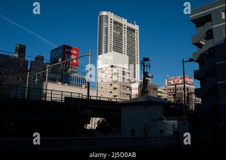 30.12.2017, Tokyo, Giappone, Asia - il paesaggio urbano della capitale giapponese con il Tokyo Dome Hotel sotto il cielo blu brillante. [traduzione automatizzata] Foto Stock