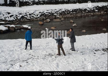 29 dicembre 2017, Takayama, Gifu, Giappone, Asia - Un gruppo di giovani uomini si divertono in una battaglia di palla di neve sulla riva del fiume Miyagawa. [traduzione automatizzata] Foto Stock