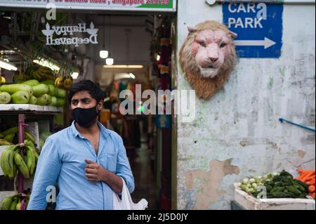 03/10/2021, Singapore, Repubblica di Singapore, Asia - un uomo che indossa una maschera Corona negozi di alimentari nel quartiere Little India. [traduzione automatizzata] Foto Stock