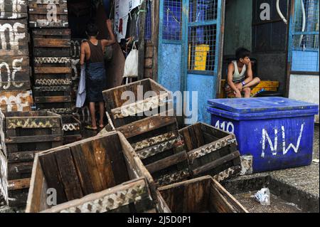 28.06.2014, Yangon, Myanmar, Asia - lavoratori circondati da casse di legno vuote e scatole refrigerate al tradizionale mercato del pesce di Baho San Pya, un mercato all'ingrosso nella capitale commerciale del paese del sud-est asiatico precedentemente noto come Birmania. Gran parte del pesce appena pescato viene immediatamente congelato e trasportato in altre parti del Myanmar, come Mandalay. [traduzione automatizzata] Foto Stock