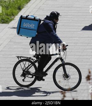 Berlino, 27.04.2021 - Un corriere di Wolt consegna cibo ordinato ai clienti su una e-bike. [traduzione automatizzata] Foto Stock