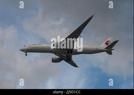 01 maggio 2021, Singapore, Repubblica di Singapore, Asia - un aereo China Eastern Airlines Airbus A350-900 passeggeri, registrazione B-304N, sull'approccio all'Aeroporto Internazionale di Changi durante la crisi di Corona in corso. China Eastern è membro dell'alleanza delle compagnie aeree SkyTeam. [traduzione automatizzata] Foto Stock