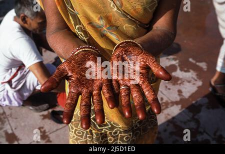 13.03.2010, Haridwar, Uttarakhand, India, Asia - tradizionale hennè dipinto sulle mani di una donna durante il festival religioso indù Purna Kumbh Mela. [traduzione automatizzata] Foto Stock