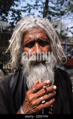 12.03.2010, Haridwar, Uttarakhand, India, Asia - un vecchio uomo con una sigaretta pone per una foto al festival religioso indù Purna Kumbh Mela. [traduzione automatizzata] Foto Stock