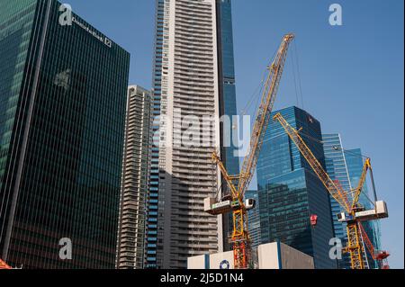 25.05.2021, Singapore, Repubblica di Singapore, Asia - le folle di costruzioni in un cantiere nel centro finanziario e finanziario durante la crisi di Corona in corso (Covid-19), Poco dopo una nuova ondata di infezione ha riportato il paese del sud-est asiatico in un blocco-come state.The filiale con la Deutsche Bank edificio può anche essere visto nella foto. [traduzione automatizzata] Foto Stock