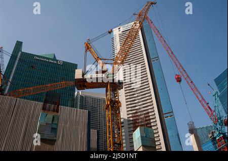 25.05.2021, Singapore, Repubblica di Singapore, Asia - le folle di costruzioni in un cantiere nel centro finanziario e finanziario durante la crisi di Corona in corso (Covid-19), Poco dopo una nuova ondata di infezione ha riportato il paese del sud-est asiatico in un blocco-come state.The filiale con la Deutsche Bank edificio può anche essere visto nella foto. [traduzione automatizzata] Foto Stock