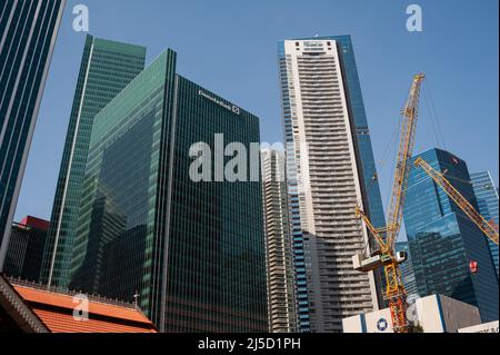 25.05.2021, Singapore, Repubblica di Singapore, Asia - le folle di costruzioni in un cantiere nel centro finanziario e finanziario durante la crisi di Corona in corso (Covid-19), Poco dopo una nuova ondata di infezioni ha riportato il paese del sud-est asiatico in un blocco-come state.The ramo con la Deutsche Bank edificio può anche essere visto nella foto. [traduzione automatizzata] Foto Stock