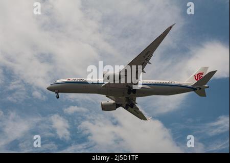 26 maggio 2021, Singapore, Repubblica di Singapore, Asia - un aereo Air China Airbus A350-900 passeggeri con registrazione B-1083 sull'approccio all'Aeroporto Internazionale di Changi durante la crisi della corona in corso, poco dopo che una nuova ondata di infezione ha riportato il paese del sud-est asiatico in uno stato simile a un blocco. Ciò ha portato a ulteriori restrizioni, quali misure di frontiera più severe e requisiti di ingresso, unitamente a test obbligatori prima della partenza e a un risultato negativo al momento della partenza per tutti gli abitanti del luogo e i residenti permanenti. Air China è membro dell'alleanza delle compagnie aeree Star Alliance. Foto Stock