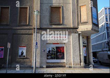 08.09.2014, Berlino, Germania, Europa - edificio vuoto e non ristrutturato con un deposito chiuso di un ex macellaio nel quartiere Mitte nella parte orientale della capitale. [traduzione automatizzata] Foto Stock