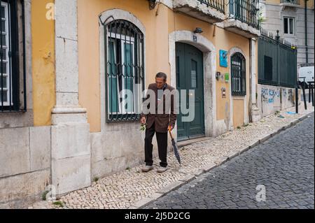 06/10/2018, Lisbona, Portogallo, Europa - un anziano cammina lungo una strada nel centro storico della capitale portoghese. [traduzione automatizzata] Foto Stock