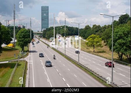 06/23/2019, Monaco, Baviera, Germania, Europa - traffico cittadino sulla strada federale Georg-Braeuchle-Ring, parte del Mittlerer Ring con l'alto Uptown Monaco sullo sfondo. [traduzione automatizzata] Foto Stock